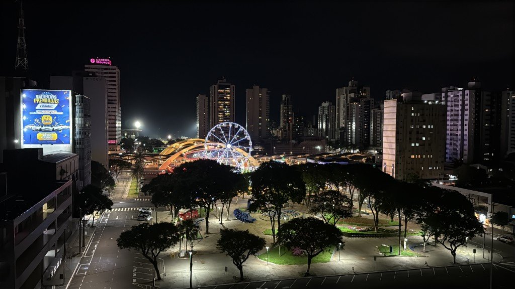 Maringá city center at night with Ferris wheel